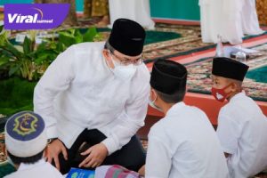 Bupati Muba Dr H Dodi Reza Alex Noerdin didampingi Wakil Bupati Muba Beni Hernedi memberikan bantuan sosial berupa santunan kepada orang anak yatim dan dhuafa di Kabupaten Muba. Foto : viralsumsel.com/devi