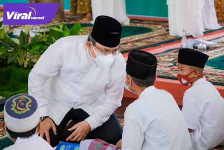 Bupati Muba Dr H Dodi Reza Alex Noerdin didampingi Wakil Bupati Muba Beni Hernedi memberikan bantuan sosial berupa santunan kepada orang anak yatim dan dhuafa di Kabupaten Muba. Foto : viralsumsel.com/devi