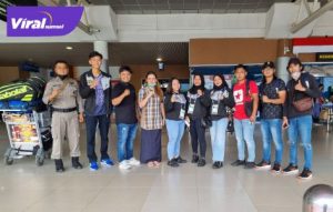 Para atlet dan pelatih tenis lapangan Sumsel saat di bandara SMB II Palembang menjelang keberangkatan ke Papua, Rabu (22/9/2021). Foto : viralsumsel.com
