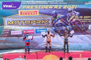 Andri Yosa, Pembalap binaan PPLPD Muba (tengah) dalam upacara penghargaan pemenang Motoprix Piala Presiden 2021 di Sirkuit Internasional Skyland, Muba, Minggu (19/9/2021). Foto : viralsumsel.com/devi