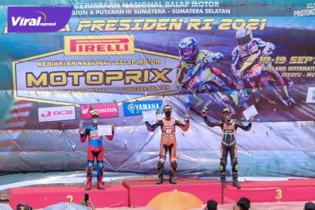 Andri Yosa, Pembalap binaan PPLPD Muba (tengah) dalam upacara penghargaan pemenang Motoprix Piala Presiden 2021 di Sirkuit Internasional Skyland, Muba, Minggu (19/9/2021). Foto : viralsumsel.com/devi