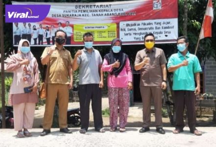 Kabid Pemerintah Desa DPMD Kabupaten PALI Rizal Pahlevi saat mengunjungi sekretariat panitia Pilkades. Foto : viralsumsel.com/eko