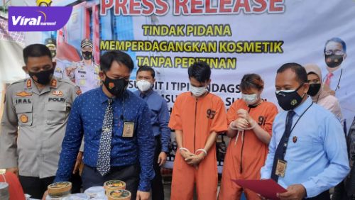 Dua orang pasangan suami istri LA dan S turut beserta barang bukti dihadirkan dalam pers rilis kasus kosmetik ilegal, Kamis (23/9/2021). Foto : viralsumsel.com/kai