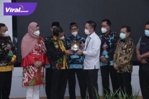 Sekda Kota Palembang Ratu Dewa sambut Kunjungan Kerja Walikota Metro dr. H. Wahdi Siradjuddin, Sp.OG (K) lengkap dengan Wakil Walikota Drs. H. Qomaru Zaman, MA, Jumat (17/9/2021). Foto : viralsumsel.com/fia