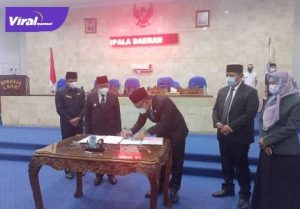 Ketua DPRD Kabupaten Lahat, Fitrizal Homizi ST Msi membuka rapat paripurana Raperda Inisiatif dihadiri Wakil Bupati Lahat H Haryanto SE MBA, Jumat (24/9/2021). Foto : viralsumsel.com/oki