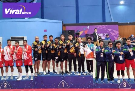 Para atlet cabang olahraga sepak takraw Sumsel (kanan) saat upacara penghormatan pemenang di PON Papua, Minggu (26/9/2021). Foto : viralsumsel.com