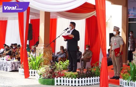 Gubernur Sumsel H. Herman Deru bertindak sebagai inspektur upacara pada peringatan HUT UUPA ke-61 di halaman Kantor Wilayah BPN Provinsi Sumsel, Jum’at (24/9/2021). Foto : viralsumsel.com/win