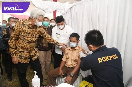Wakil Gubernur Sumsel H Mawardi Yahya meninjau pelaksanaan vaksinasi covid-19 untuk para petani kelapa sawit di Kabupaten Banyuasin, Jum'at (25/9/2021). Foto : viralsumsel.com/win
