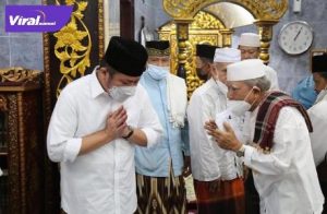 Gubernur Sumsel H Herman Deru mengelar sholat jumat berjemaah di Masjid Jami’ Nurul Hidayah Sekip Bendung, Kecamatan Kemuning, Palembang, Jumat (24/9/2021). Foto : viralsumsel.com/win