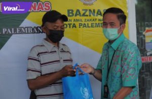 Ratu Dewa Sekda Palembang saat memberikan bantuan pada para penggali kubur di Kantor Walikota, Kamis (30/09/21). Foto : viralsumsel.com/fia