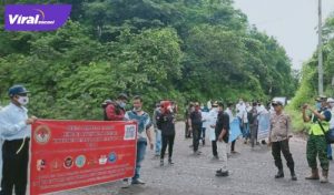 Puluhan masa bersama DPD Lembaga Investigasi Negara melalukan unjuk rasa di jalan Tanah Abang-Sinar Dewa, PALI, Rabu (29/9/2021). Foto : viralsumsel.com/eko