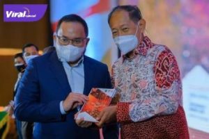 Bupati Muba Dr Dodi Reza Alex Noerdin Lic Econ MBA bersama Pakar marketing masa depan Hermawan Kartajayayang juga Founder and Chairman MarkPlus Inc. Foto : viralsumsel.com/devi