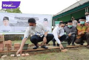 Gubernur Sumsel H Herman Deru didampingi Sekda Palembang Ratu Dewa pada peletakan batu pertama pembangunan Masjid Darussalam di Jalan Tanjung Aur, Ilir Barat I, Palembang, Rabu (29/9/2021) pagi. Foto : viralsumsel.com/win