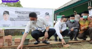 Gubernur Sumsel H Herman Deru didampingi Sekda Palembang Ratu Dewa pada peletakan batu pertama pembangunan Masjid Darussalam di Jalan Tanjung Aur, Ilir Barat I, Palembang, Rabu (29/9/2021) pagi. Foto : viralsumsel.com/win