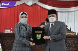 Penandatanganan persetujuan Raperda Perubahan APBD Provinsi Sumsel Tahun Anggaran 2021 antara Gubernur Sumsel H. Herman Deru dan Ketua DPRD Provinsi Sumsel Hj Anita Noeringhati. Foto : viralsumsel.com