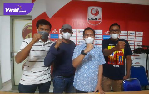 Manajer Sriwijaya FC Hendriansyah (dua kanan) bersama pentolan supporter Sriwijaya FC. Foto : viralsumsel.com/nto