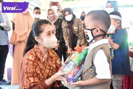 Thia Yufada Dodi Reza Pembina Posyandu Muba, dalam rangkaian HUT Posyandu Balita Amanah ke-2, Sabtu (2/10/2021). Foto : viralsumsel.com/devi
