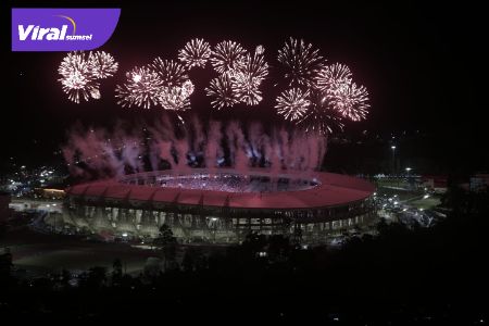 Pesta kembang api pada pembukaan PON XX Papua 2021 di Stadion Lukas Enembe, Sabtu (2/10/2021) malam. Foto : humas pon