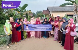 Warga Sri Gading Kelurahan Tanah Mas, Kecamatan Talang Kelapa, Kabupaten Banyuasin suka cita sambut pengecoran jalan, Minggu (3/10/2021). Foto : viralsumsel.com/eci