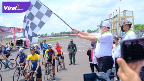 Bupati Muba Dr H Dodi Reza Alex Noerdin Lic Econ MBA yang membuka Skyland Criterium, Latihan Bareng dan Simulasi Lomba Balap Sepeda, Sabtu (2/10/2021). Foto : viralsumsel.com/devi