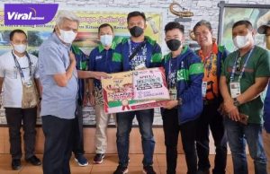 Fajar Abdul Rohman Al'Ali atlet senam peraih medali emas PON XX Papua terima bonus kejutan dari Wakil Gubernur Sumsel H Mawardi Yahya, Minggu (3/10/2021). Foto : viralsumsel.com