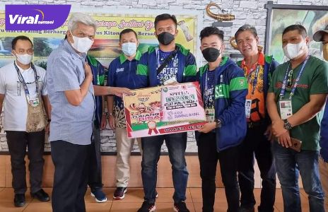Fajar Abdul Rohman Al'Ali atlet senam peraih medali emas PON XX Papua terima bonus kejutan dari Wakil Gubernur Sumsel H Mawardi Yahya, Minggu (3/10/2021). Foto : viralsumsel.com