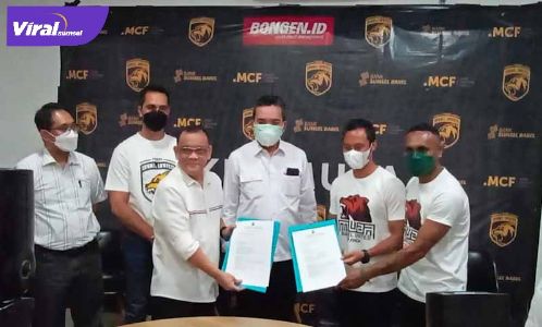 Pembina Muba Babel United Beni Hernedi menyaksikan penandatanganan kontrak pemain secara simbolis, Senin (4/10/2021) sore. Foto : viralsumsel.com/devi