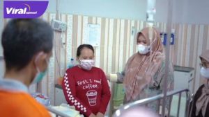 dr Fitri Askolani istri dari Bupati Banyuasin Askolani Jasi langsung gerak cepat alias gercep setelah melihat kabar ada warganya yang butuh bantuan. Foto : viralsumsel.com/noto