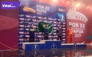Atlet anggar Sumsel Riki (no 1) dan Irpan dalam Upacara Penghormatan Pemenang PON Papua XX-2021 di di Venue Anggar Merauke, Papua, Minggu (5/10/2021) malam. Foto : viralsumsel.com