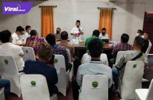 Wakil Bupati PALI, Drs H Soemarjono pimpin mediasi perwakilan masyarakat, LIN serta dari pihak PT SLR. Foto : viralsumsel.com/eko