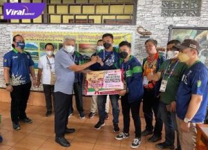 Wakil Gubernur Sumsel H Mawardi Yahya berikan bonus spontan pada atlet peraih medali di PON Papua. Foto : viralsumsel.com/win