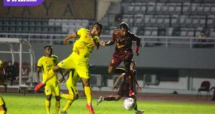 Duel udara pertandingan antara Sriwijaya FCvs Muba Babel United di Stadion Gelora Sriwijaya, Rabu (6/10/2021) malam. Foto : mosfc