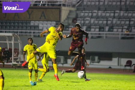 Duel udara pertandingan antara Sriwijaya FCvs Muba Babel United di Stadion Gelora Sriwijaya, Rabu (6/10/2021) malam. Foto : mosfc