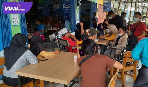 Puluhan mitra di Koperasi Darsa Harka Darussalam (DHD) Farm Indonesia, Palembang mulai mendatangi kantor, Rabu (6/10/2021). Foto : viralsumsel.com/kai