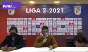 Nil Maizar pelatih kepala Sriwijaya FC beri keterangan pada awak media. Foto : viralsumsel.com