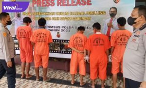 Direktorat Reserse Kriminal Khusus Polda Sumsel bersama TNI dan instansi terkait melakukan operasi amankan enam tersangka pelaku sumur minyak ilegal. Foto : viralsumsel.com/kai