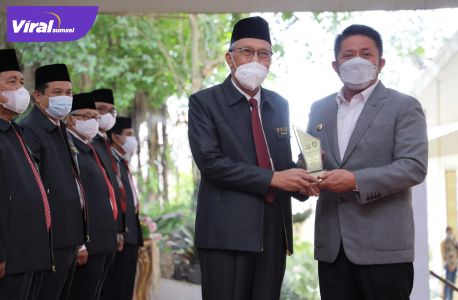 Gubernur SUmsel H Herman Deru disela pelantikan pengurus FKUB Provinsi Sumsel Tahun 2021-2026, di Griya Agung Palembang, Kamis (10/7/2021). Foto : viralsumsel.com/win