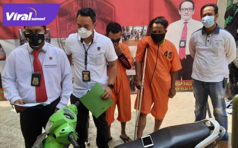 DU tersangka pelaku spesialis jambret dan R tersangka penadah barang curian diamankan anggota Unit III Jatanras Ditreskrimum Polda Sumsel, Jumat (8/10/2021). Foto : viralsumsel.com/kai