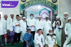 H Herman Deru Gubernur Sumsel di sela safari Jum’atnya di masjid Hidyatullah, Lorong Prodexim Kelurahan Duku, Kecamatan Ilir Timur II, Palembang, Jum’at (8/10/2021). Foto : viralsumsel.com/win