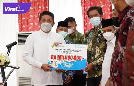 Gubernur Sumsel H Herman Deru penyerahan hadiah bagi pemenang lomba desa dan kelurahan tingkat Provinsi Sumsel di Griya Agung Palembang, Jumat (8/10/2021) pagi.Foto : viralsumsel.com/win