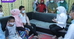Fitrianti Agustinda Wakil Walikota Palembang kunjungi Andrean Saputra, mantan pekerja pemasangan jaringan yang mengalami kecelakaan saat bertugas. Foto : viralsumsel.com/fia