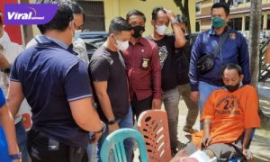R tersangka pelaku pembacokan terhadap Umar (47) di depan SD Negeri 23 Palembang diringus Tim gabungan Unit I dan IV Ditreskrimum Polda Sumsel, Kamis (7/10/2021). Foto : viralsumsel.com/kai