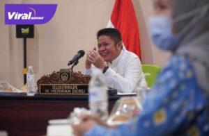 H Herman Deru Gubernur Sumsel hadir bersama Menteri Pertanian RI Syahrul Yasin Limpo dan Direktur Jenderal Perternakan dan Kesehatan Hewan Kementerian Pertanian Dr. Ir. Nasrullah, M. Sc pada dialog interaktif secara virtual di Hotel The Zuri Radial Palembang, Jum’at (8/10/2021). Foto : viralsumsel.com/win