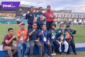 Srimaya atlet lari Sumsel di atas podium bersama sejumlah pengurus KONI Sumsel. Foto : viralsumsel.com