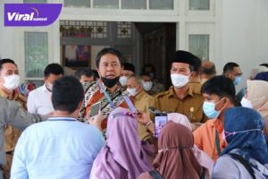 Kepala Satgas Koordinasi Supervisi Wilayah II KPK RI, Nana Mulyana bersama Walikota Palembang, H. Harnojoyo beri keterangan pada awak media, Selasa (12/10/2021). Foto : viralsumsel.com/win