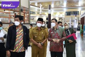 Walikota Palembang, H.Harnojoyo bersama mendampingi Perwakilan dari anggota Ombudsman RI Dr. Johanes Widijantoro, mengunjugi Mall Pelayanan Publik Palembang, Senin (11/10/2021). Foto : viralsumsel.com/nto
