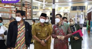 Walikota Palembang, H.Harnojoyo bersama mendampingi Perwakilan dari anggota Ombudsman RI Dr. Johanes Widijantoro, mengunjugi Mall Pelayanan Publik Palembang, Senin (11/10/2021). Foto : viralsumsel.com/nto