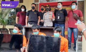 AY dan R dua tersangka pencuri TV beserta satu penadah diamankan Polsek Kalidoni. Foto : viralsumsel.com/kai