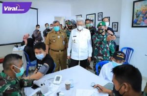 Wakil Gubernur Sumsel Ir H Mawardi Yahya meninjau vaksinasi di kawasan perumahan Citraland, Selasa (12/10/2021). Foto : viralsumsel.com/win