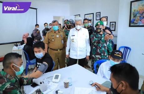 Wakil Gubernur Sumsel Ir H Mawardi Yahya meninjau vaksinasi di kawasan perumahan Citraland, Selasa (12/10/2021). Foto : viralsumsel.com/win